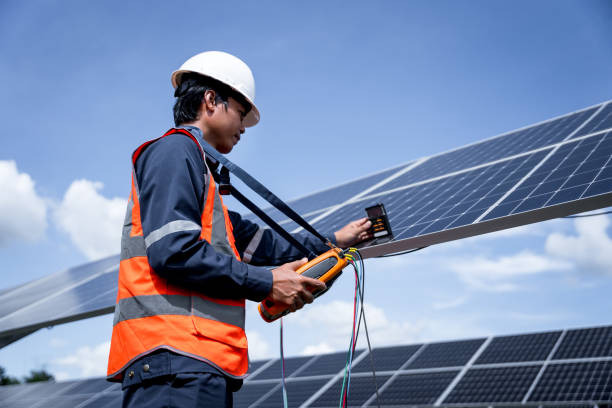 Insinyur memeriksa panel surya dengan pemeriksa kinerja untuk memverifikasi bahwa setiap panel